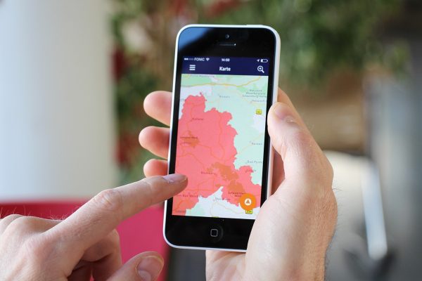 Warnung auf das Smartphone: Die Warn-App NINA des Bundes hat deutschlandweit bereits über 2,2 Millionen aktive Nutzer. Weiterer Text über ots und www.presseportal.de/nr/128528 / Die Verwendung dieses Bildes ist für redaktionelle Zwecke honorarfrei. Veröffentlichung bitte unter Quellenangabe: "obs/Bundesamt für Bevölkerungsschutz und Katastrophenhilfe/BBK