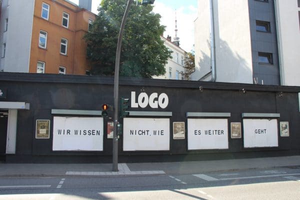 "Wir wissen nicht wie es weitergeht" steht an der Fassade des "Logo".