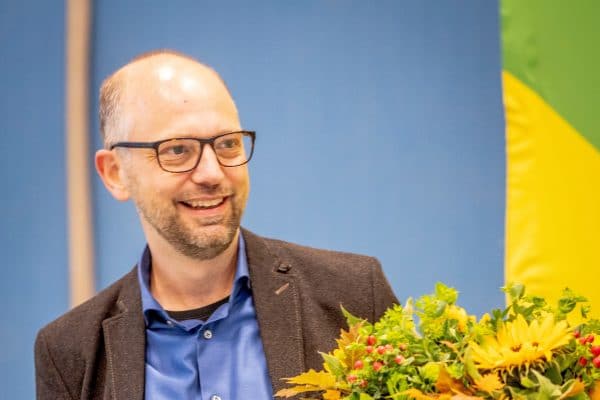 Till Steffen nimmt Blumen nach der Wahl zum Direktkandidaten entgegen.