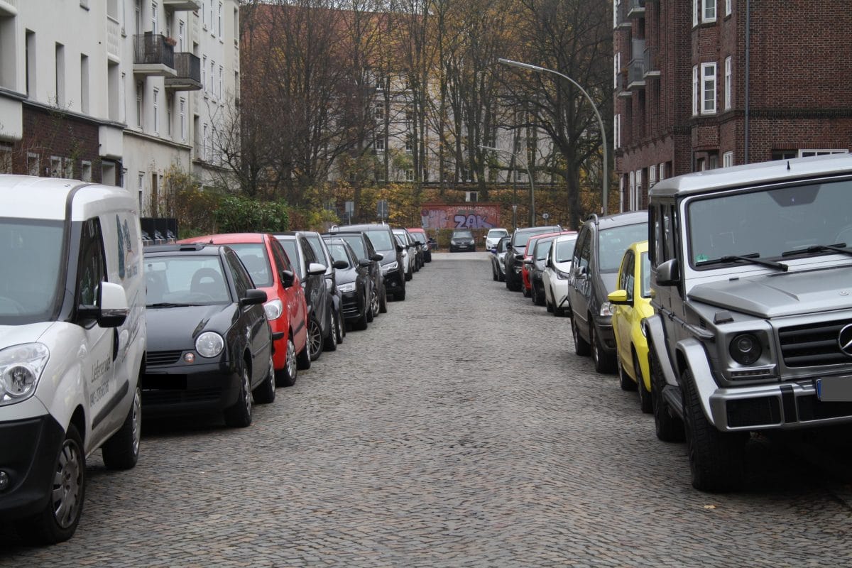 Vollgeparkte Straßen in Eimsbüttel - ist Anwohnerparken die Lösung?