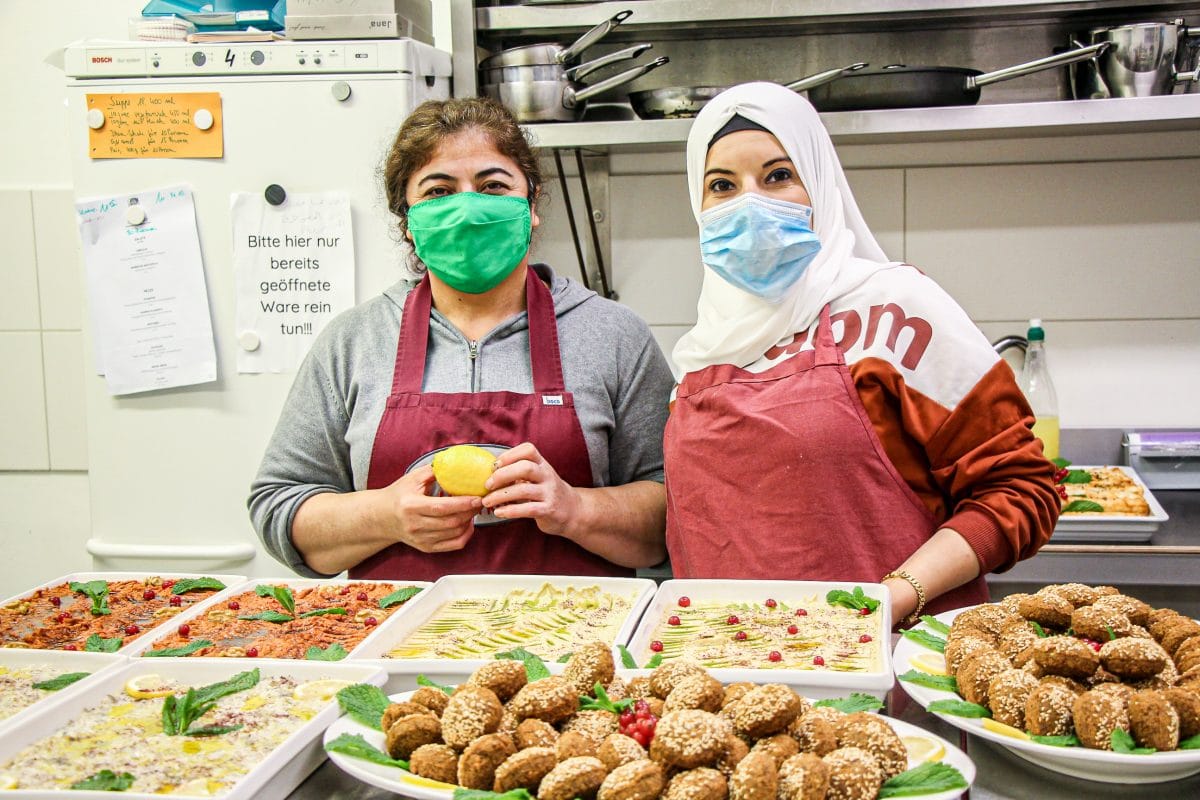 Hewen Scheko und Maisaa Saloum bereiten das Catering für eine Unternehmenskantine in Rellingen vor. (v.l.)