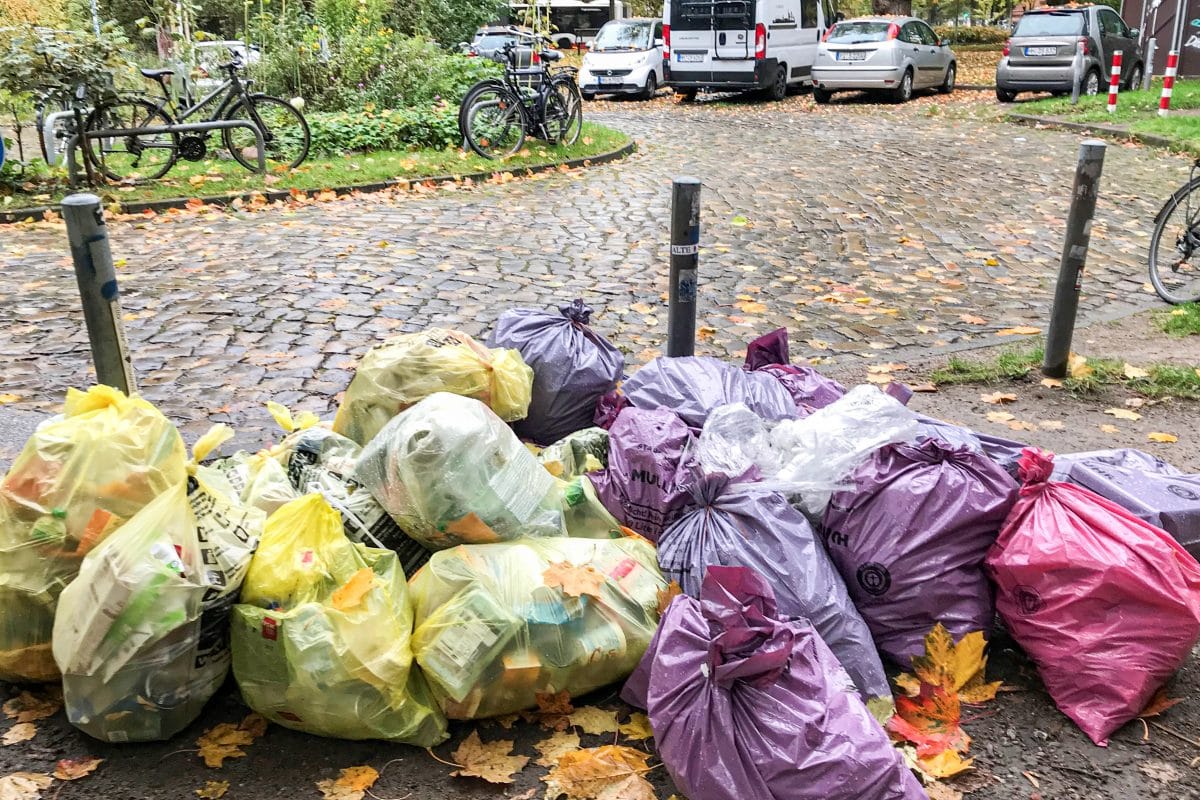 Rosa Müllsäcke am Straßenrand