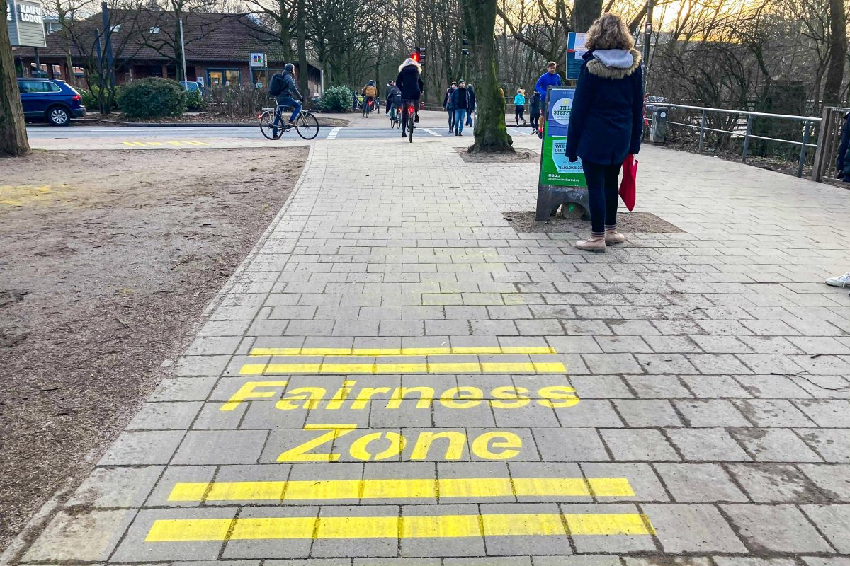 Gelbe Schriftzüge sollen für mehr Verkehrssicherheit am Isebek-Grünzug und der Hoheluftbrücke sorgen. Foto: Marianne Bruhns