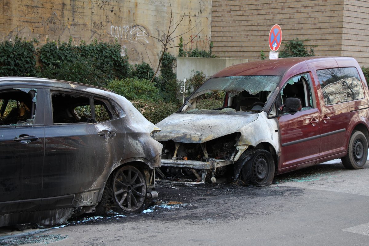 In der Sillemstraße haben drei Autos gebrannt. Foto: Marianne Bruhns