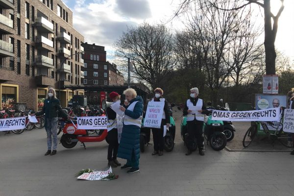 Mit Bannern und Schilder gedenken die Omas an die Opfer rechter Gewalt. Foto: Lukas Görlitz