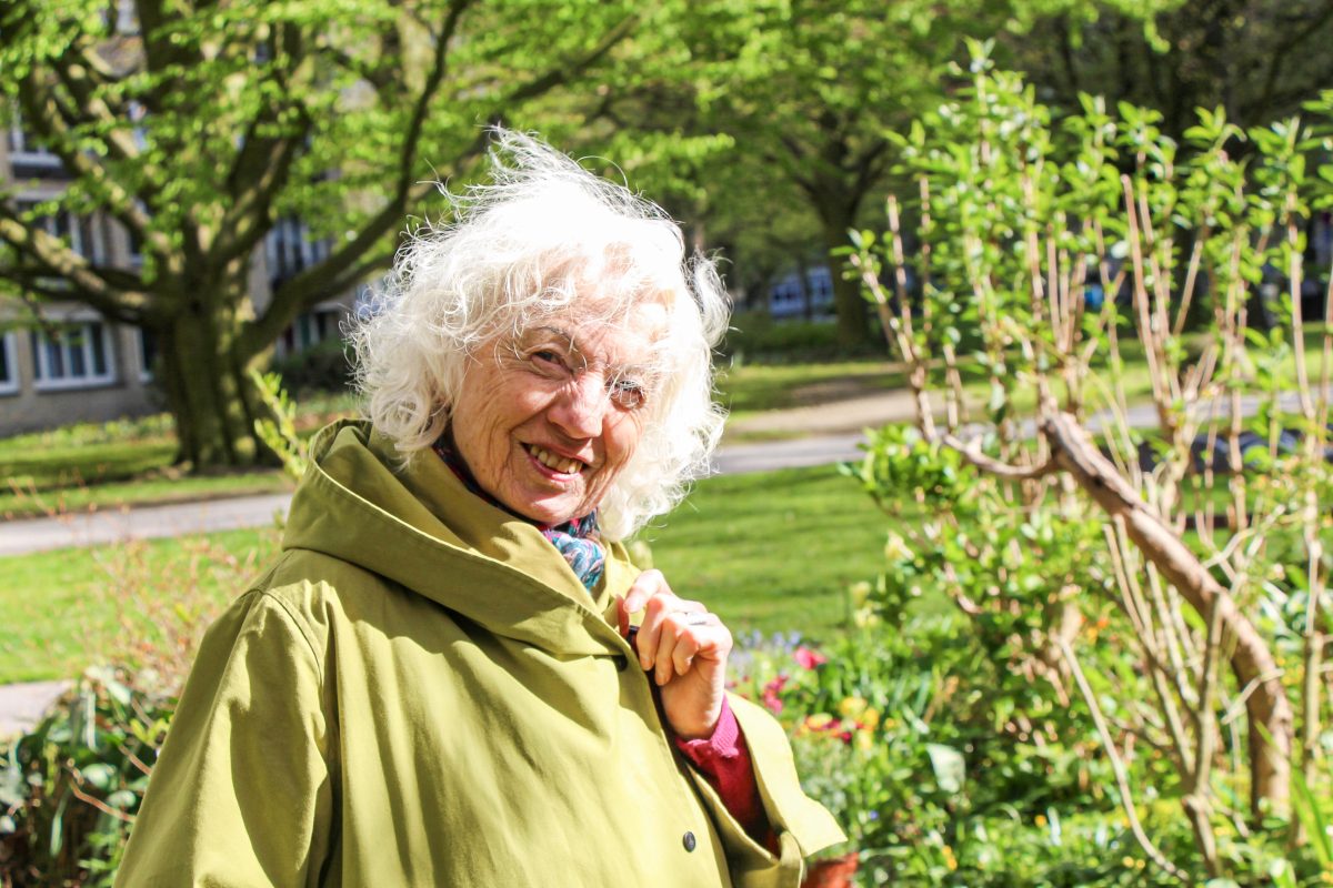 Urban-Gardening-Pionierin Rosemarie Lehmann in ihrem Garten Kunterbunt. Foto: Alana Tongers