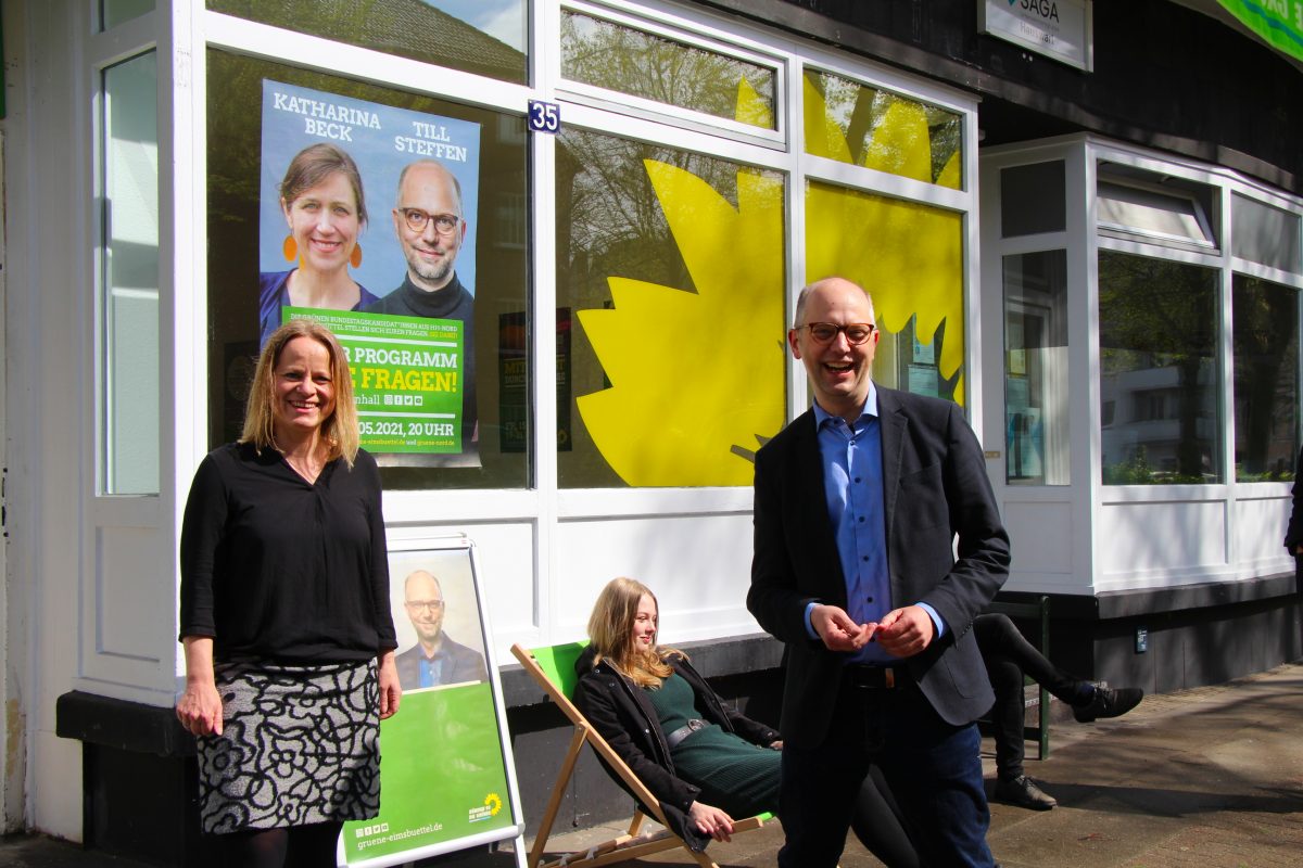 Am Freitag eröffneten der grüne Direktkandidat Till Steffen und Kreisvorsitzende Gabriele Albers das Wahlkampfbüro in der Methfesselstraße. Foto: Julia Haas