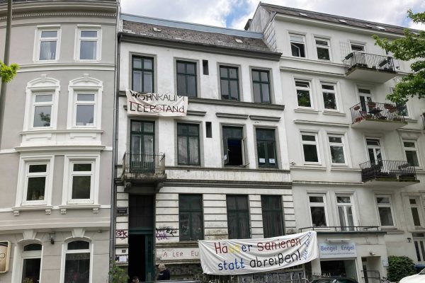 Mit Bannern protestierten die Linke und Markus Kienast gegen den geplanten Abriss.