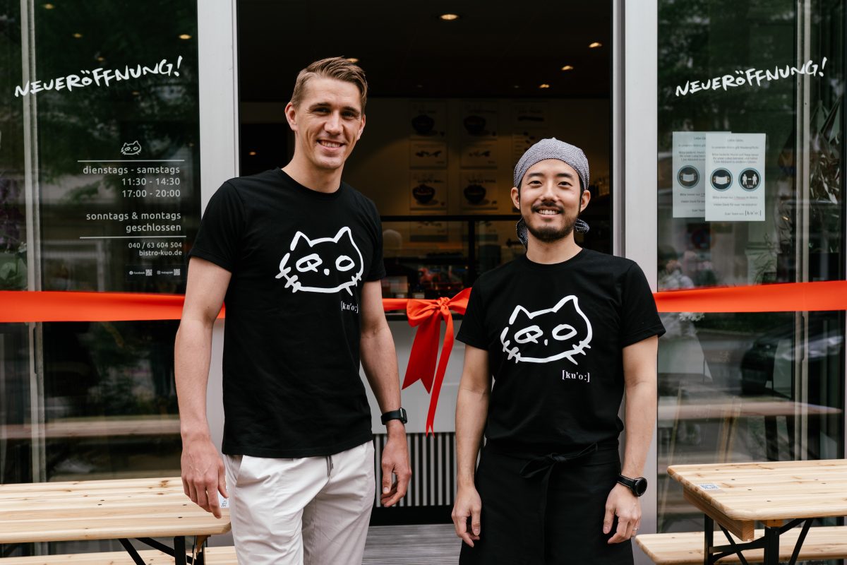 Profikicker Nils Petersen und Übersetzer Kiyoshii Fujii lernen sich 2010 beim FC Bayern München kennen. Foto: Julia Tiemann