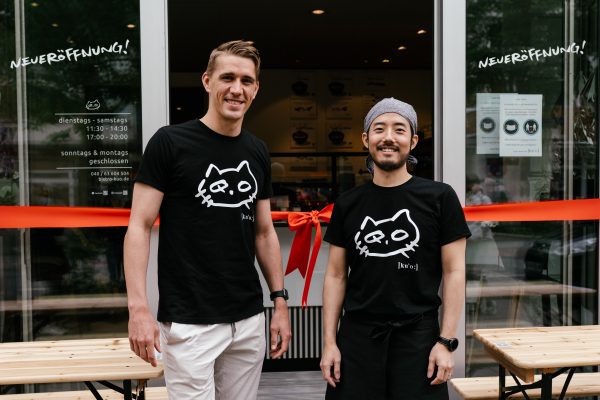 Profikicker Nils Petersen und Übersetzer Kiyoshii Fujii lernen sich 2010 beim FC Bayern München kennen. Foto: Julia Tiemann