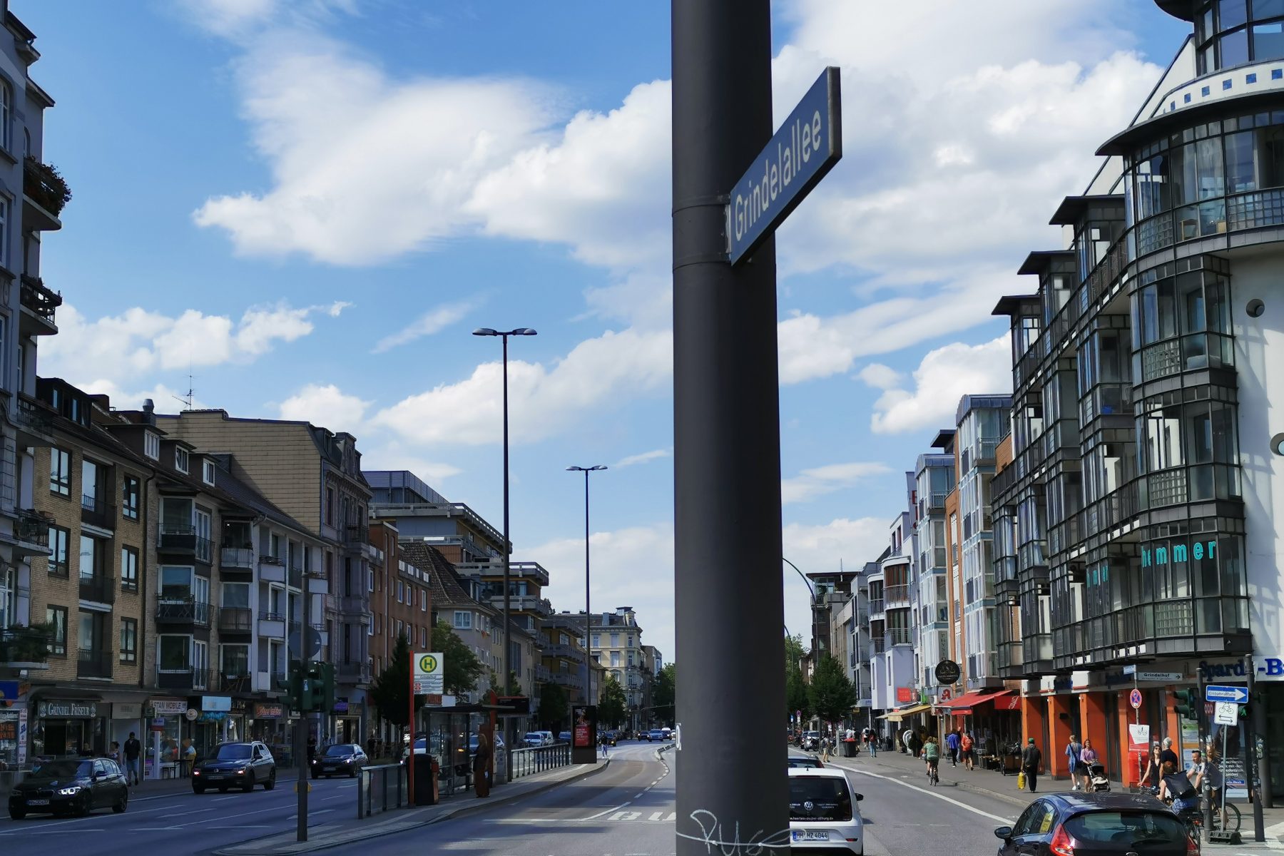 Mit offenem Fenster schlafen? Autopser machen das in der Grindelallee unmöglich, wie Anwohner berichten. Foto: Julia Haas