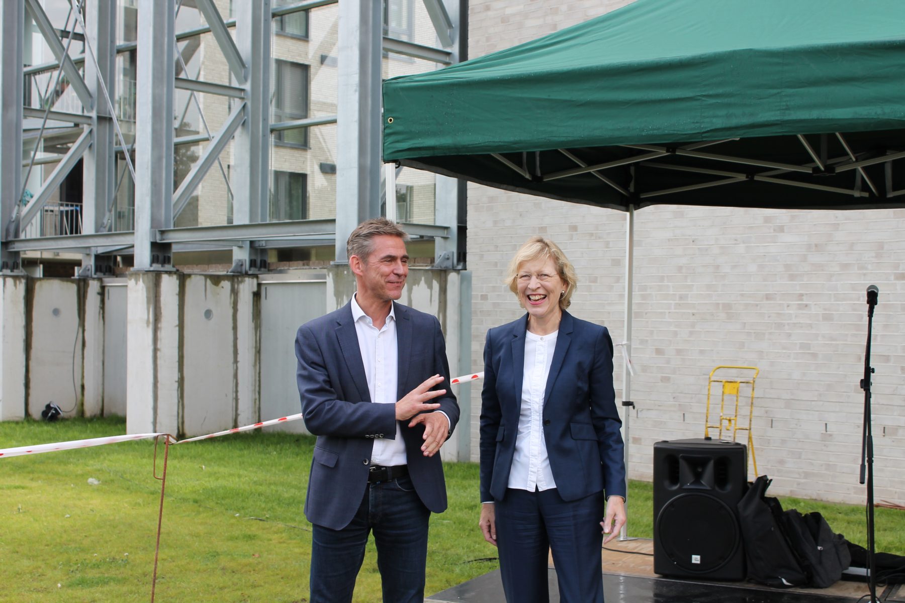 Bezirksamtsleiter Kay Gätgens und Stadtentwicklungssenatorin Dorothee Stapelfeld kamen zur Einweihung der Aktivzone in Eidelstedt. Foto: Julia Haas