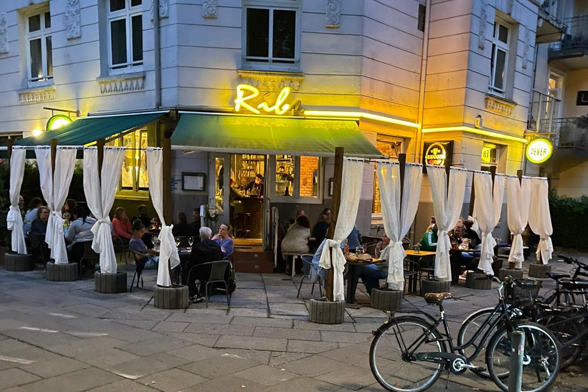 Über der Tür steht noch "Ribs" - drinnen ist aber schon viel "Lux".