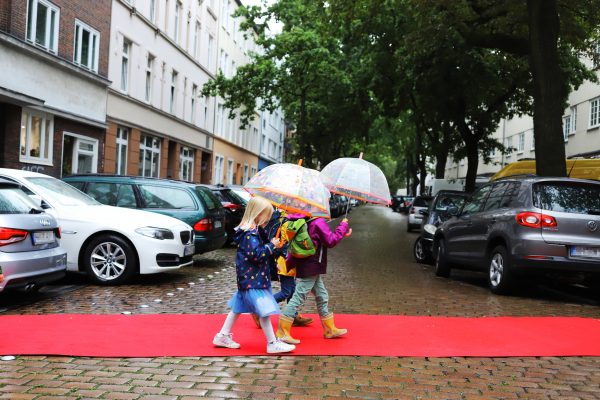 Am Freitag legte die Elterninitiative "Sicherer Schulweg" rote Teppiche vor drei Schulen in Eimsbüttel und Altona aus. Foto: AG Sicherer Schulweg