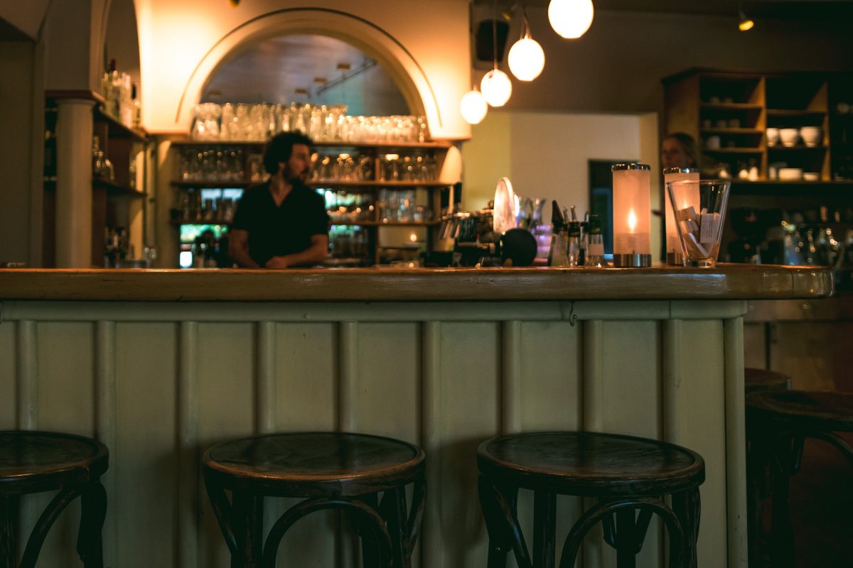 Im Cafe Strauss wird mit Covpass-Check-App kontrolliert wegen neuer 2G-Regeln. Foto: Alex Povel