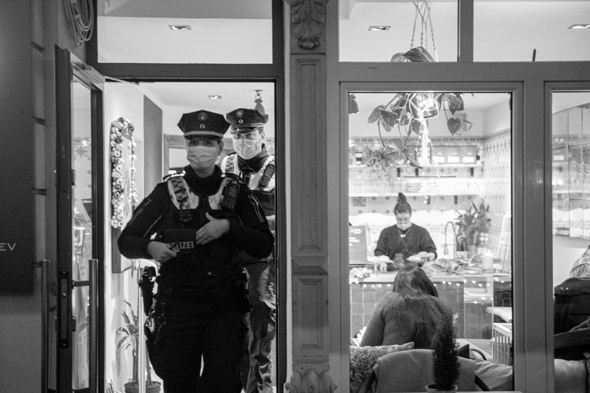 Kontrolldruck in Eimsbüttel: Polizei kontrolliert im Cafe Leev wegen 2G-Verordnung. Foto: Tim Eckhardt