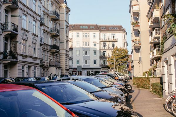 Neue Anwohnerparkzonen in Eimsbüttel: Hilft das noch gegen die Parkplatznot? Foto: Marianne Bruhns