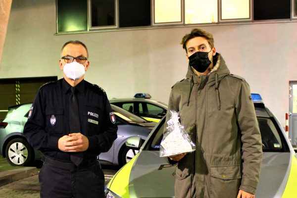 Marcus Blunert, Leiter des Polizeikommissariats in der Toplowitzstraße und Tim Stolze, der einen Einbrecher jagte und fixierte. Foto: Vanessa Welke