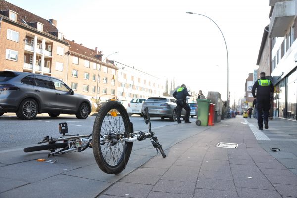 Polizeieinsatz nach Verkehrsunfall auf Hoheluftchaussee. Zwei Radfahrerinnen kommen ins Krankenhaus. Foto: Christop Seemann