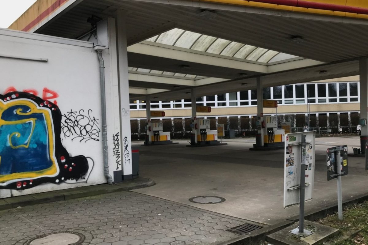 Bewaffneter Raubüberfall auf Tankstelle im Doormannsweg. Täter flüchtet. Polizei sucht Zeugen. Foto: Christian Litz