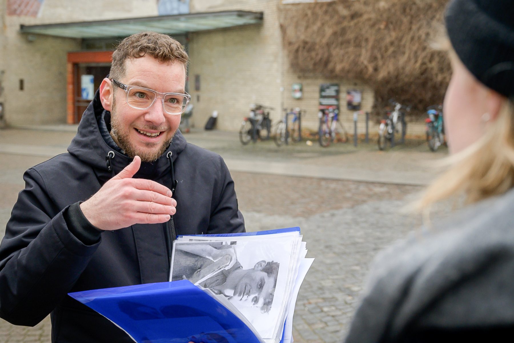 Aus seinen Recherchen hat Lior eine Führung durch das Grindelviertel entwickelt, die von seiner Familie erzählt und an ihr Leben in Eimsbüttel erinnert. Foto: Rainer Wiemers