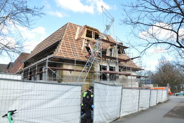Im Rohbau eines Mehrfamilienhauses in Lokstedt kippt ein Baukran und erschlägt 45-jährigen Arbeiter.