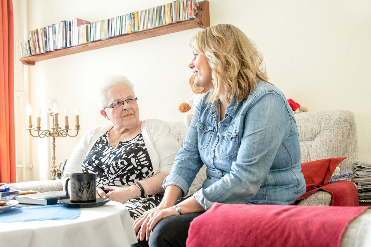 Anne (35) und Monika (82) haben sich über den Verein "Freunde alter Menschen" kennengelernt. Foto: Birte Zellentin