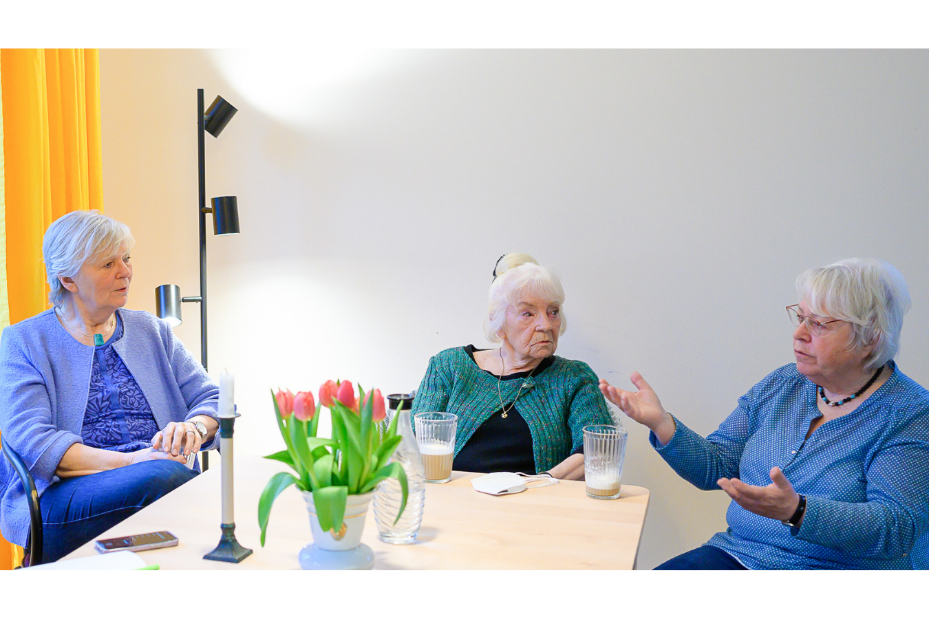 Erika Kindereit (mitte) hat für die Baugruppe ihre Wohnung in Winterhude aufgegeben, Bettina Mutschler (rechts) ihr Einfamilienhaus im Brehmweg. Es hat sich gelohnt, sagen sie. Foto: Rainer Wiemers