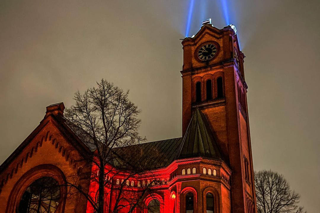 Die Apostelkirche hat in letzter Zeit die Nächte hell erleuchtet. Foto: Angelika Lubczyk