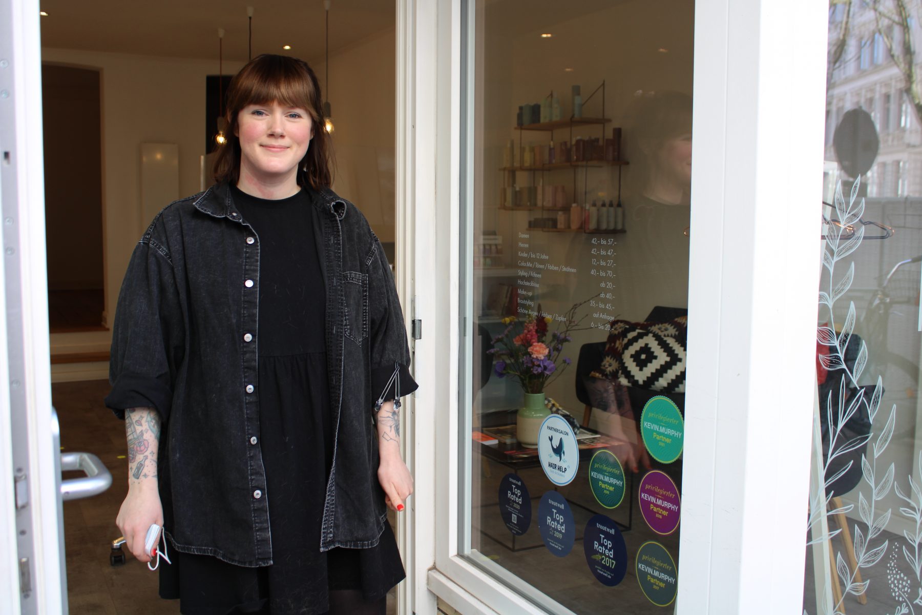 Schon am Eingang des Friseursalons von Mandy or Dandy findet man den Partnersalon-Aufkleber von Hair Help The Oceans. Foto: Sandra Kunkel