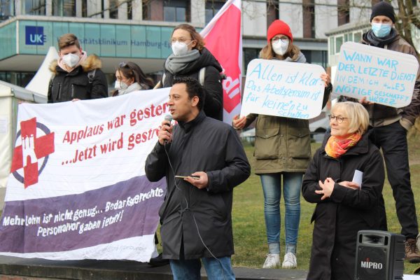 Pfleger protestieren vor dem UKE gegen die Arbeitsbelastung. Foto: Sandra Kunkel