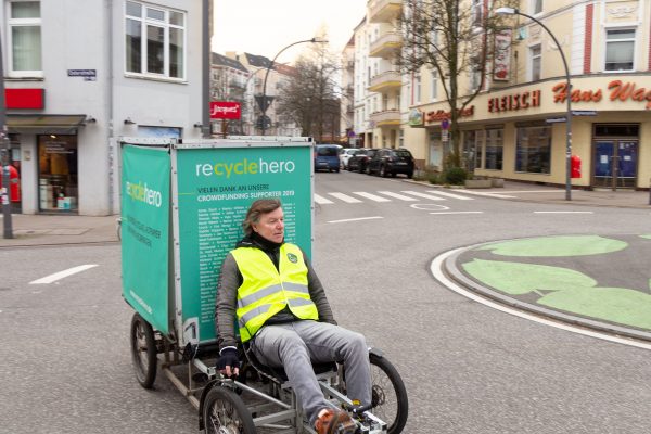 Mit dem Elektrorad holt ein Recyclehero Vintage Mode in Eimsbüttel ab