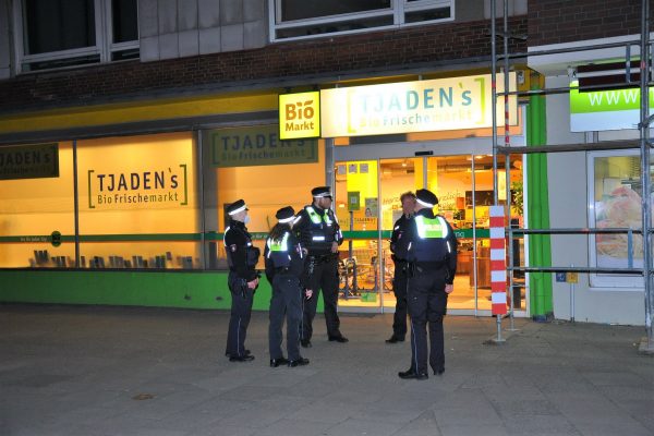 Am Freitagabend bedrohte ein Mann Mitarbeiter des Bio-Markts "Tjaden's" mit einer Waffe. Foto: HamburgNews Christoph Seemann