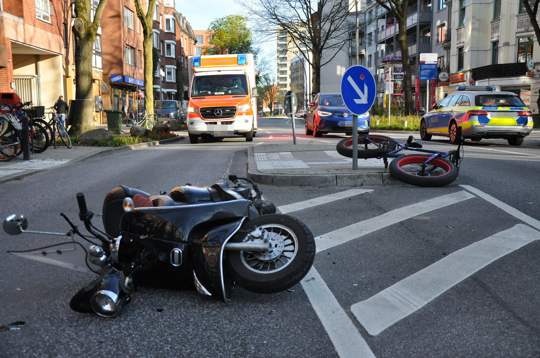 Ein Schüler, der mit dem Rad unterwegs war, und ein Rollerfahrer haben sich bei einem Zusammenstoß verletzt.