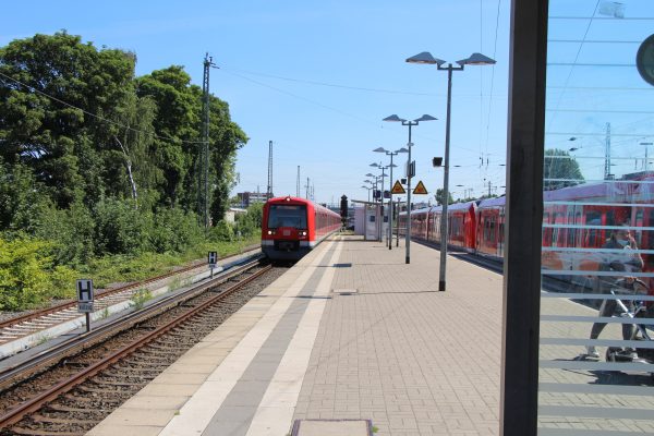 Kunden sollen ab Juni drei Monate lang vergünstigt den HVV nutzen können. Symbolfoto: Gesche Pelters