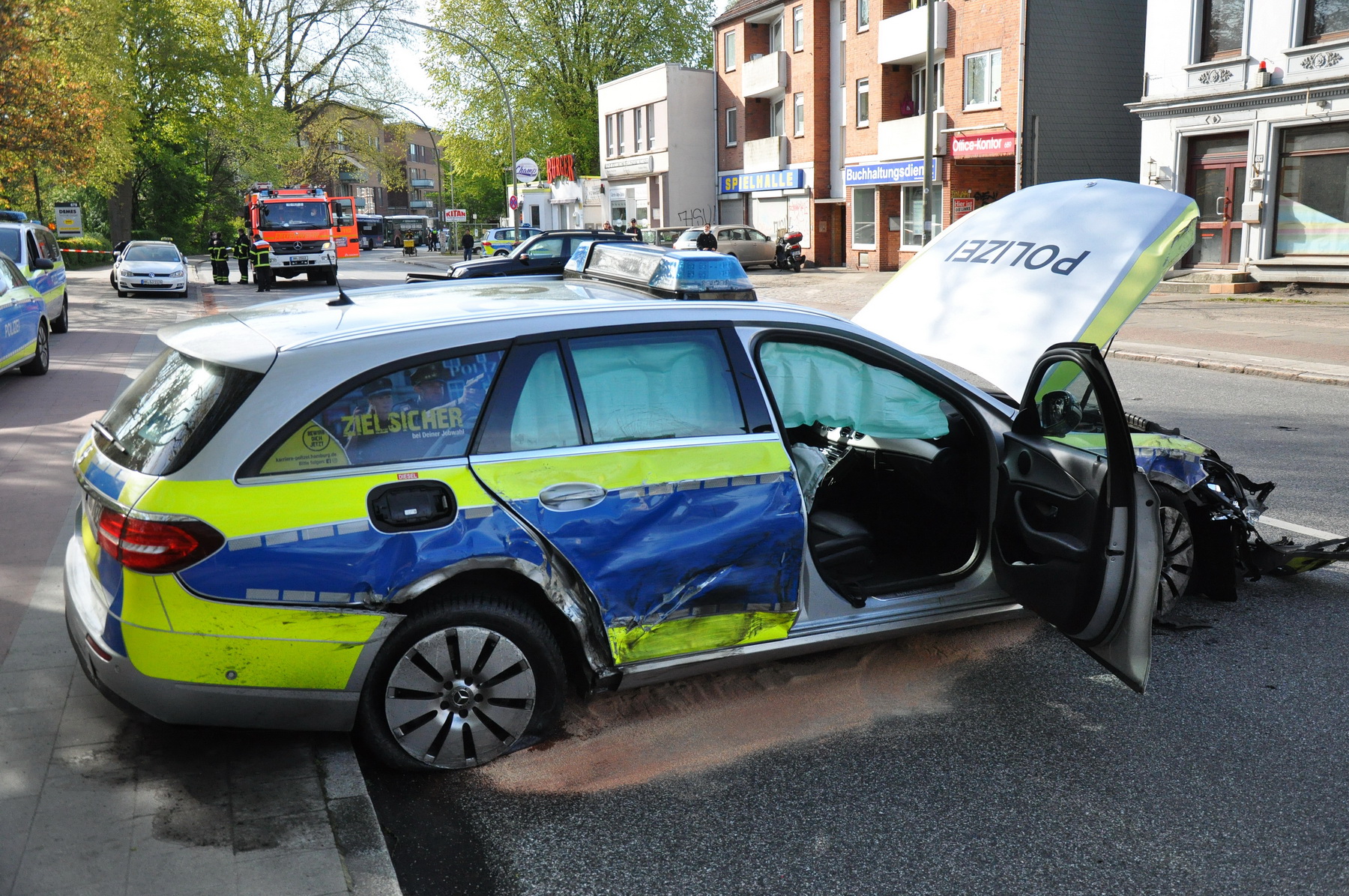 Unfall bei Polizeieinsatz auf der Kieler Straße.