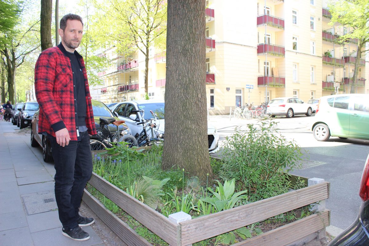 Vor zehn Jahren hat Jan Kathmann mit seinen Nachbarn das Beet an der Schwenckestraße angelegt. Jetzt soll er es zurückbauen.