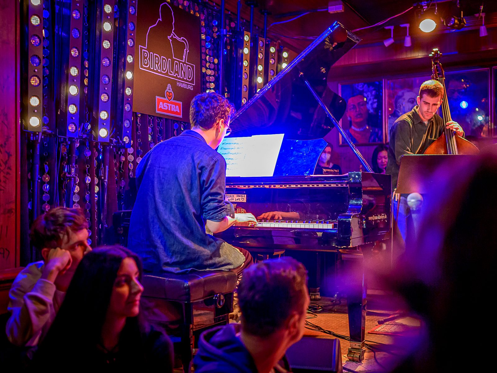 Donnerstagabend kann jeder, der ein bisschen was von Musik versteht auf die Bühne im Birdland und selber spielen. Foto: Rainer Wiemers