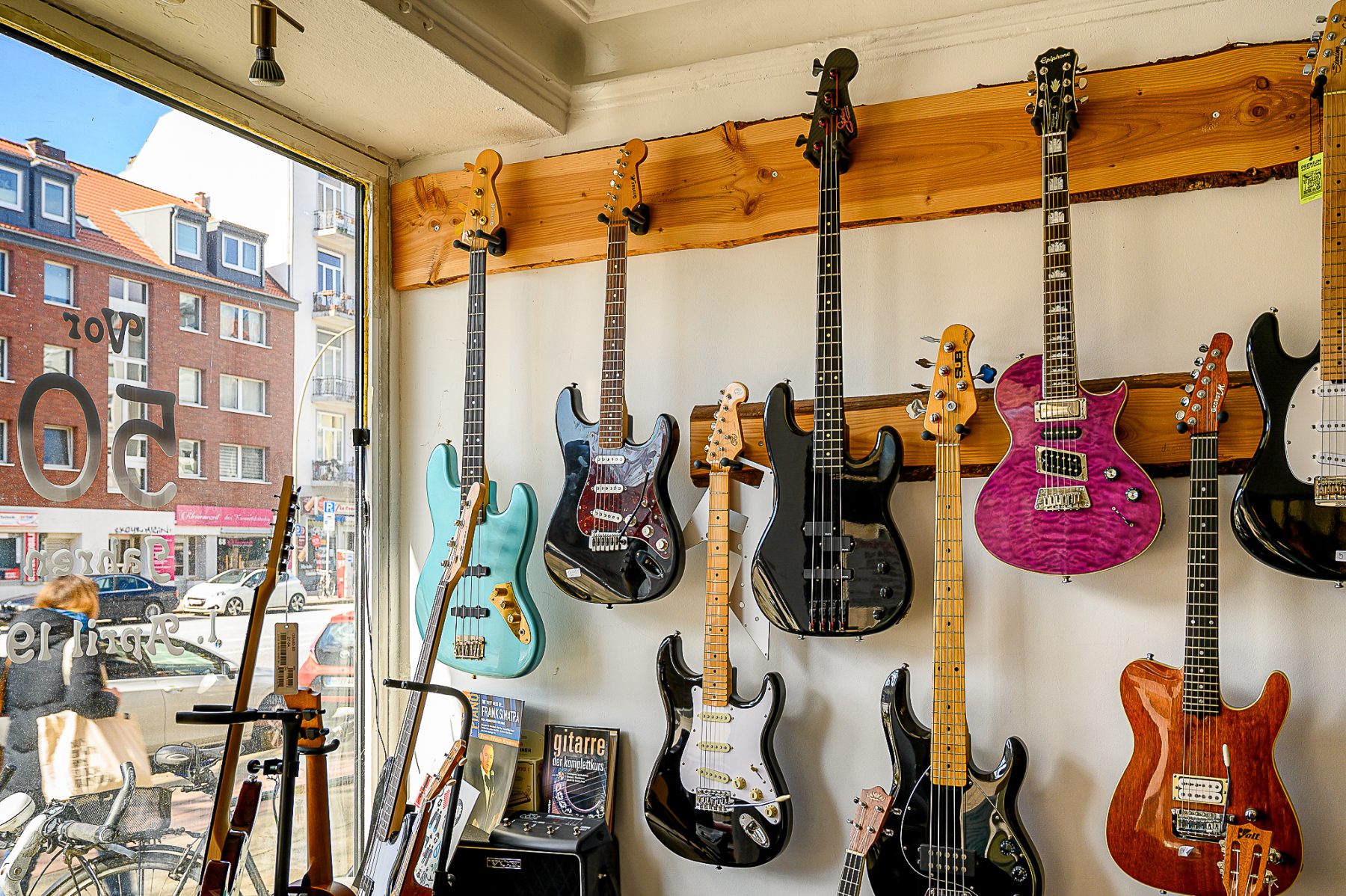 Im „Geogre Music-Shop“ findet man Gitarren in allerlei Größen, Farben, Preisklassen und Klängen. Foto: Rainer Wiemers