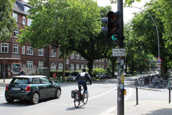 Radfahrende kommen jetzt innerhalb von zwei Minuten vom Kaiser-Friedrich-Ufer zur Straße "Beim Schlump".