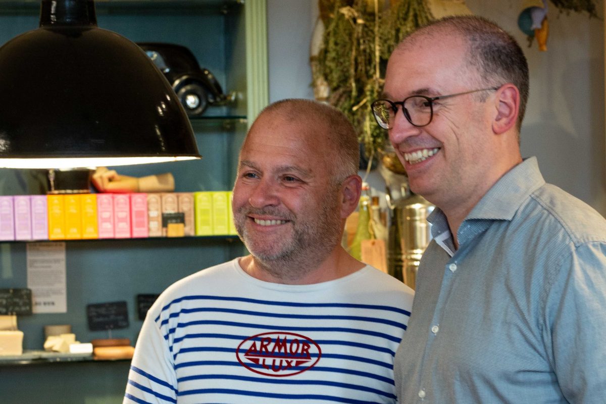 Karsten-Wolfgang Kurth vom "Seifenkontor" und Bundestagsabgeordneter Niels Annen. Foto: Charlotte Dahms