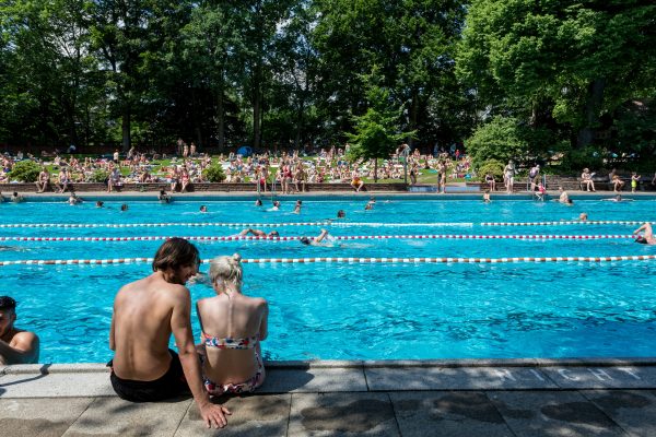 In Eimsbütteler Schwimmbädern sollten nicht nur Männer mit unbedeckter BRust schwimmen dürfen, findet die SPD.