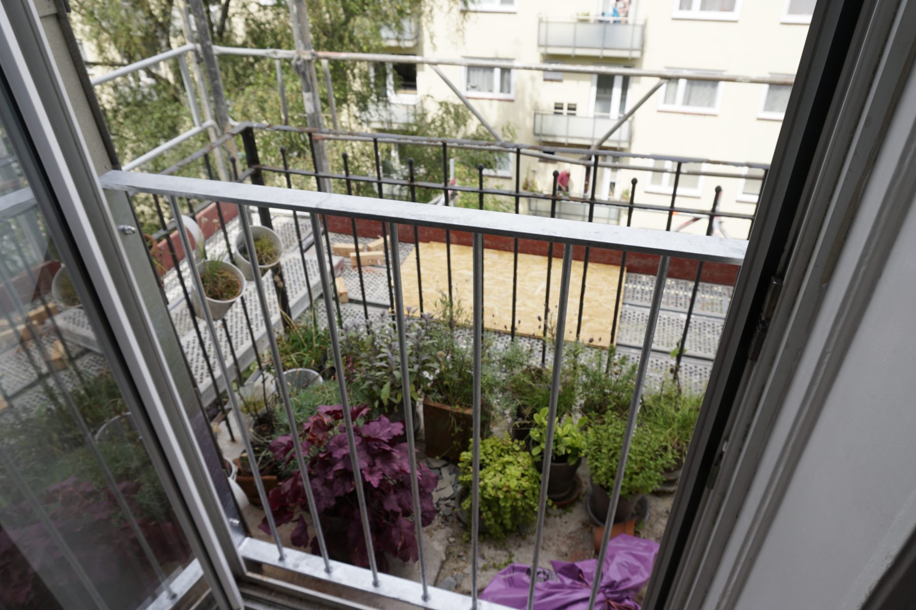 Der Zugang zum Balkon ist durch ein Gitter versperrt.