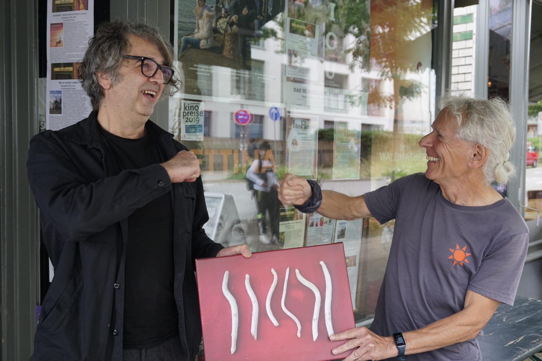 Behzad Safari freut sich über die Spendenaktion von Erich Thimm. Foto: Julia Haas