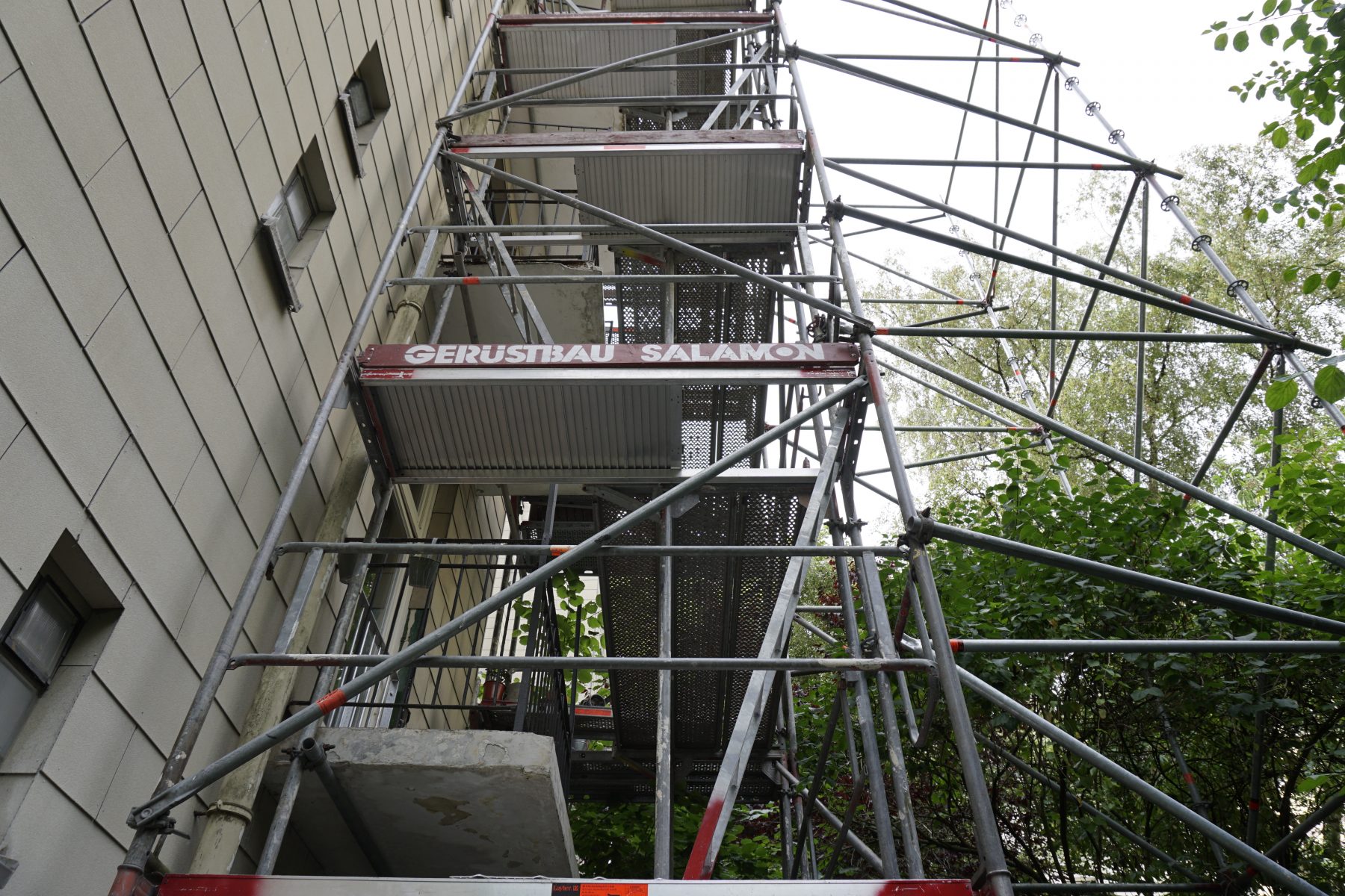 Das Gerüst an der Hinterseite im Lastropweg.