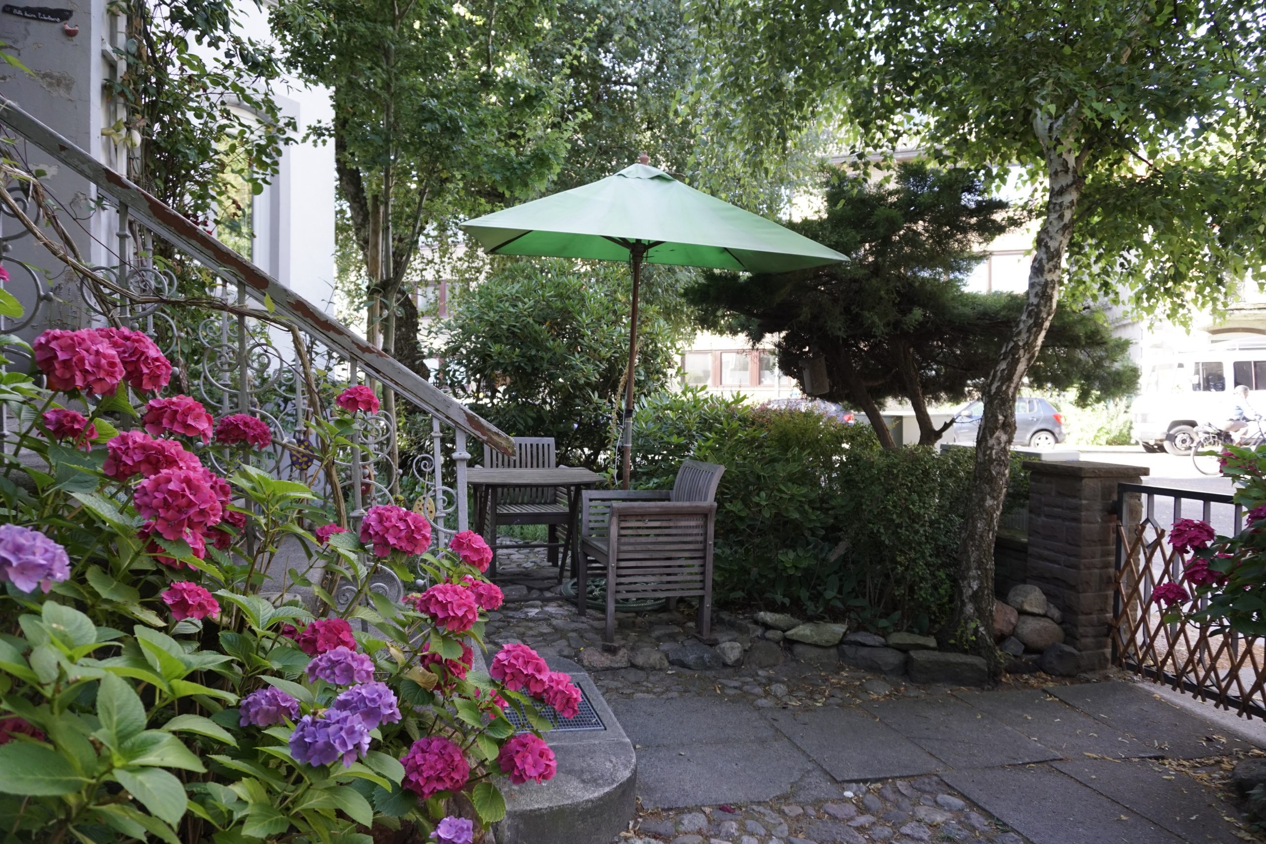 Hamburg Eimsbuettel_Neueroeffnung Cafe himmlische Versuchung garten ...