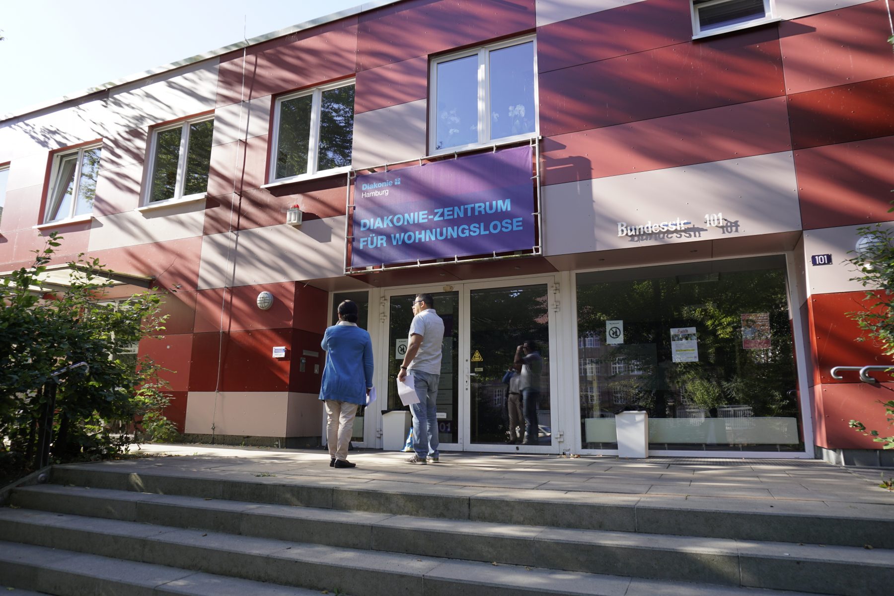 Mitarbeitende vor dem Diakonie-Zentrum für Wohnungslose.