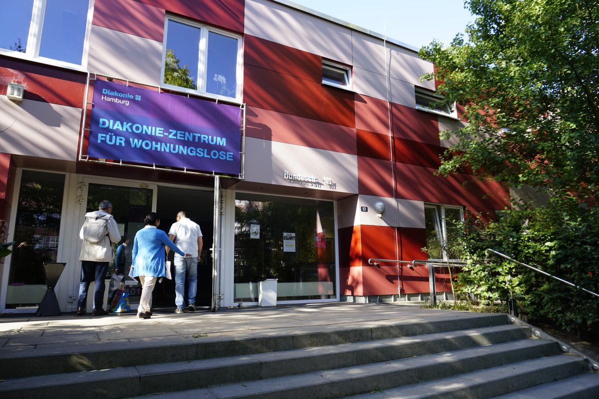 Mitarbeitende vor dem Diakonie-Zentrum für Wohnungslose.