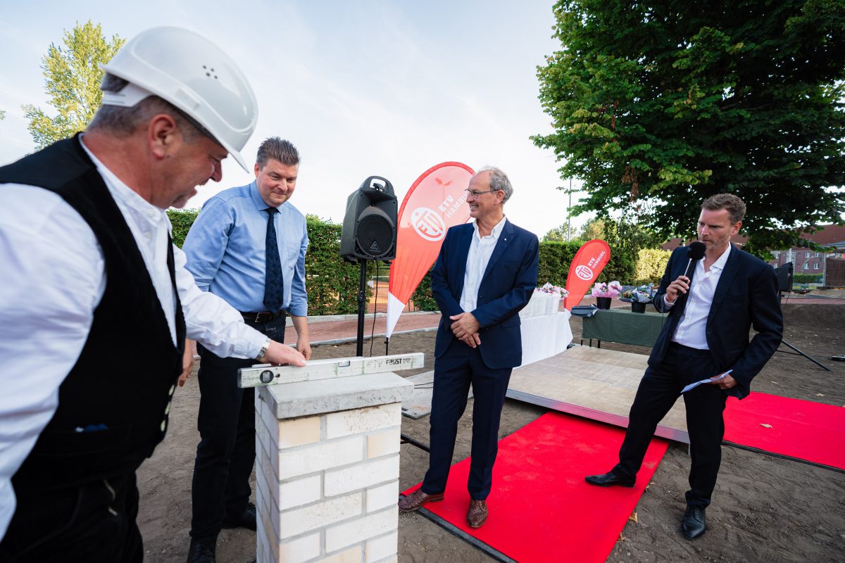 Josef Sleziona (H.C. Hagemann), Andreas Dressel (Finanzsenator, SPD), Frank Fechner (1. Vorsitzender ETV) und Moderator Michael Augustin (v.l.n.r. bei der Grundsteinlegung.)