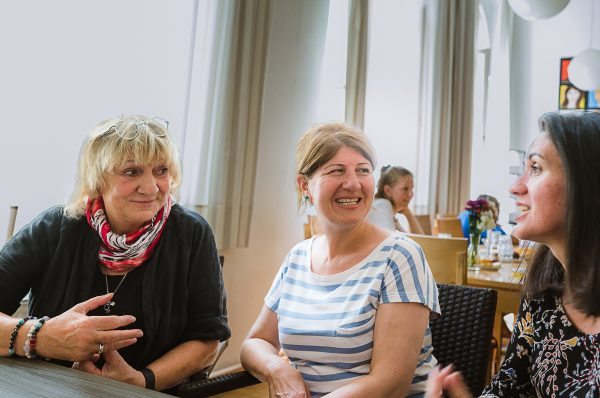 Dagmar Engels (links) leitet das Nachbarschatz. Sie engagiert sich schon seit über 30 Jahren für Frauen und Mütter, seit 2007 in Form eines Mehrgenerationenhauses. Foto: Rainer Wiemers